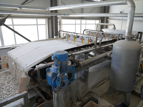 橡胶带式真空过滤机-山东烟台碳酸钙脱水现场