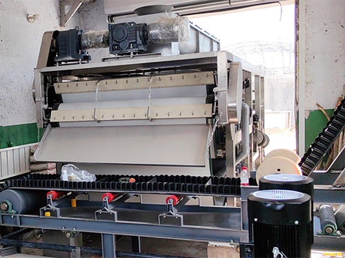 高压带式深度脱水机-吉林市政污泥处理现场